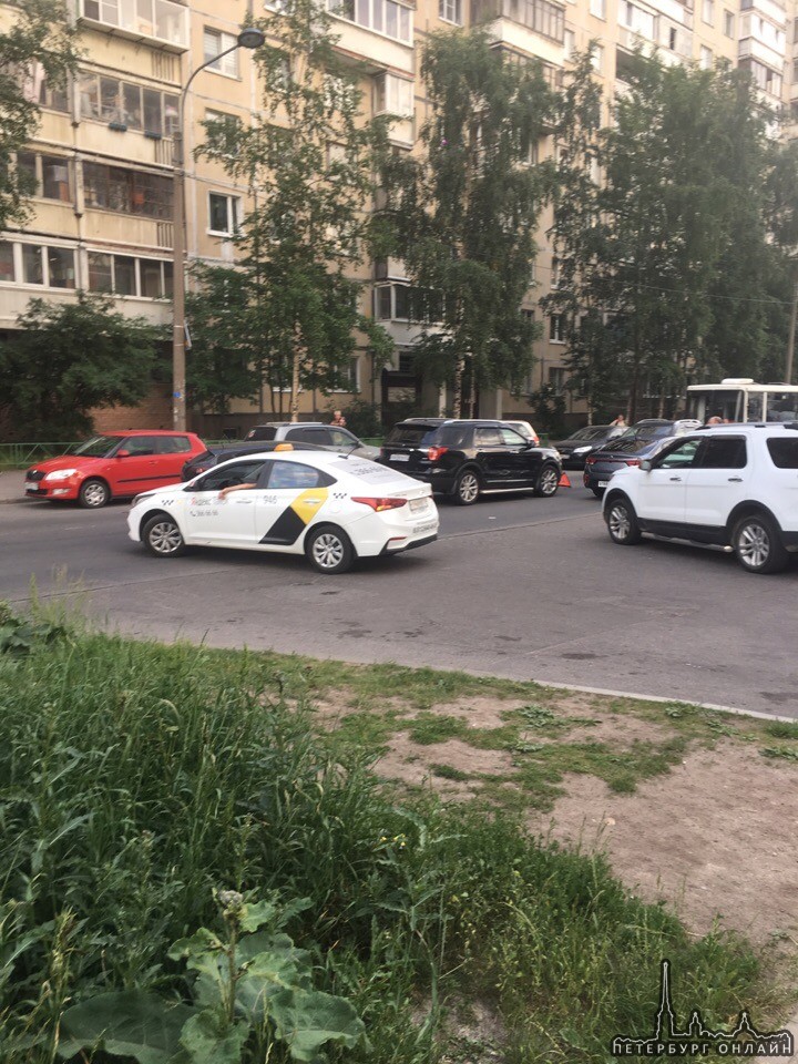 Яндекс с Фордом поцеловались на Кржижановского. Все стоит, пробка небольшая, но есть. Все автобусы и...