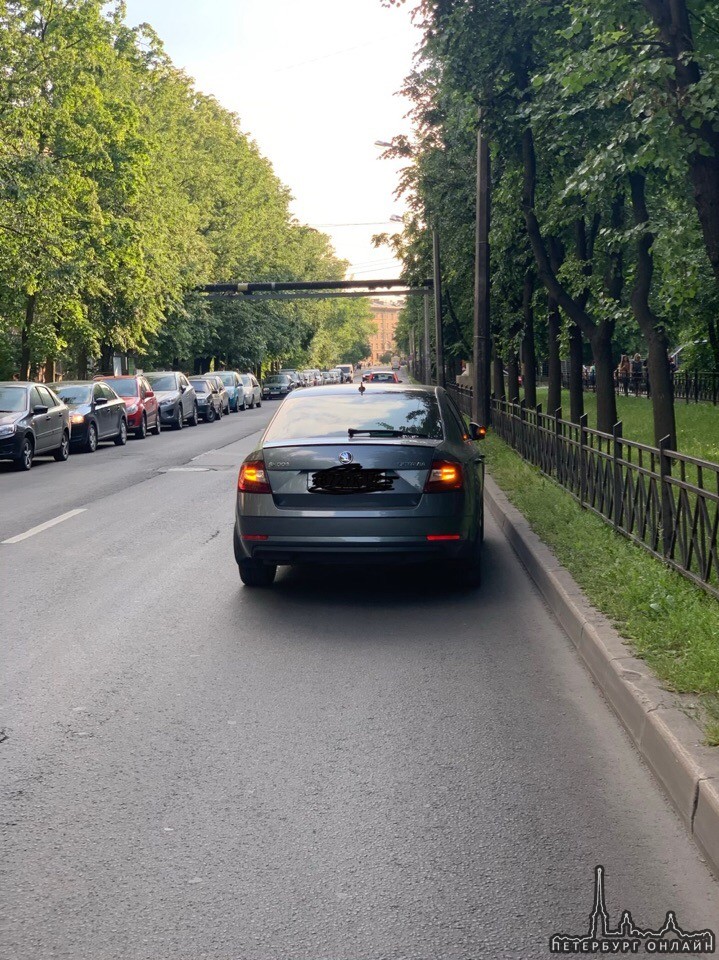 На проспекте Елизарова мотоциклист поворачивал налево у дома 14, сзади него ехал автобус, за автобус...