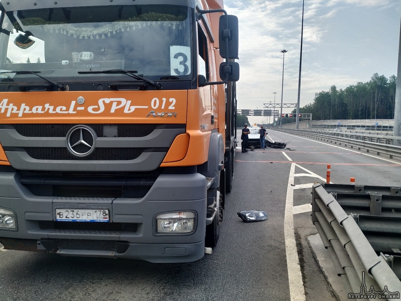 На ЗСД в сторону Скандинавии. Яндекс стоял между полос, потом поехал в бок автовоза.