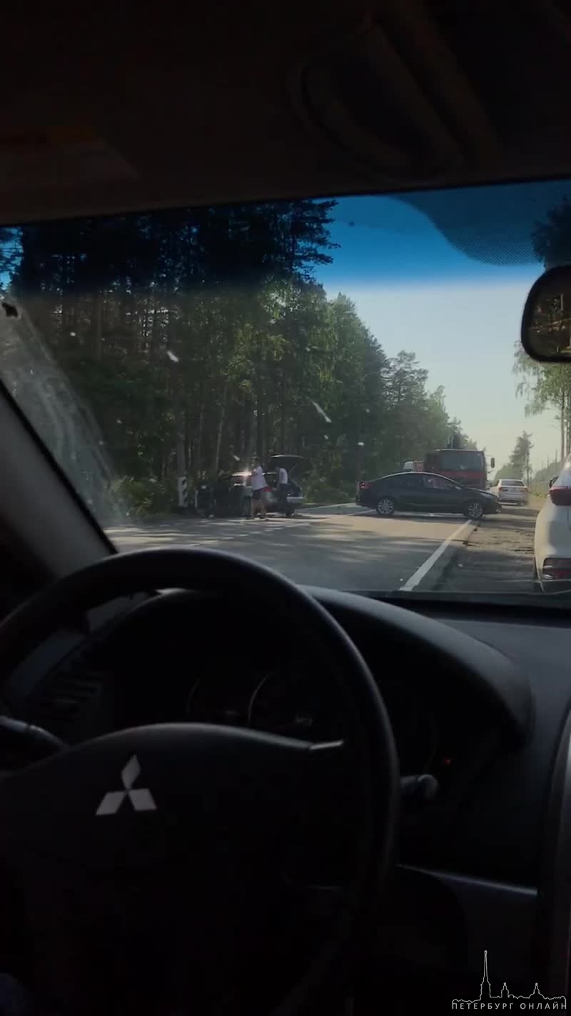 Авария на Зеленогорском шоссе между Комарово и Репино, лобовое наверное. Три машины стоят. Пробка со...