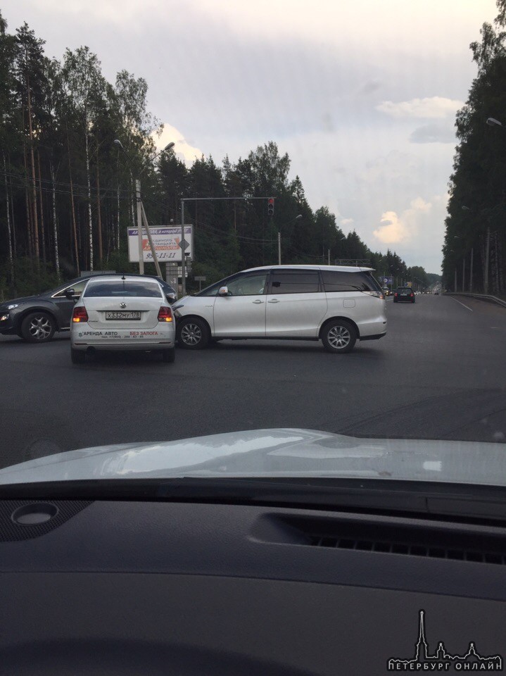 Авария на Выборгском шоссе, не доезжая Сертолово. Volkswagen получил в бок от универсала.
