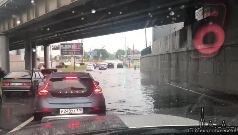 Потоп на Лиговском проспекте на пересечении с Воздухоплавательной ул.