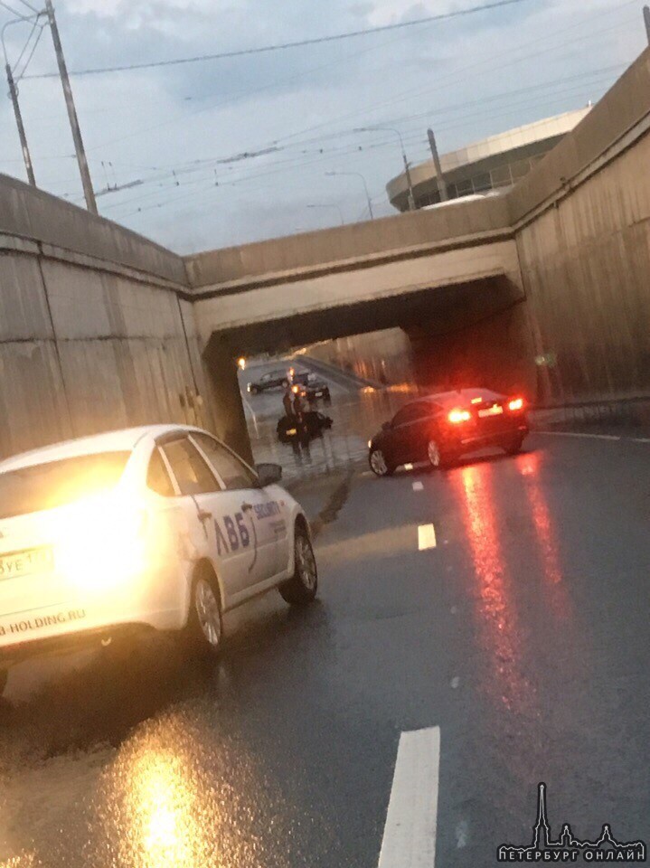 В тоннеле под Мостом Александра Невского потоп , минус одна машина, уже помогают.