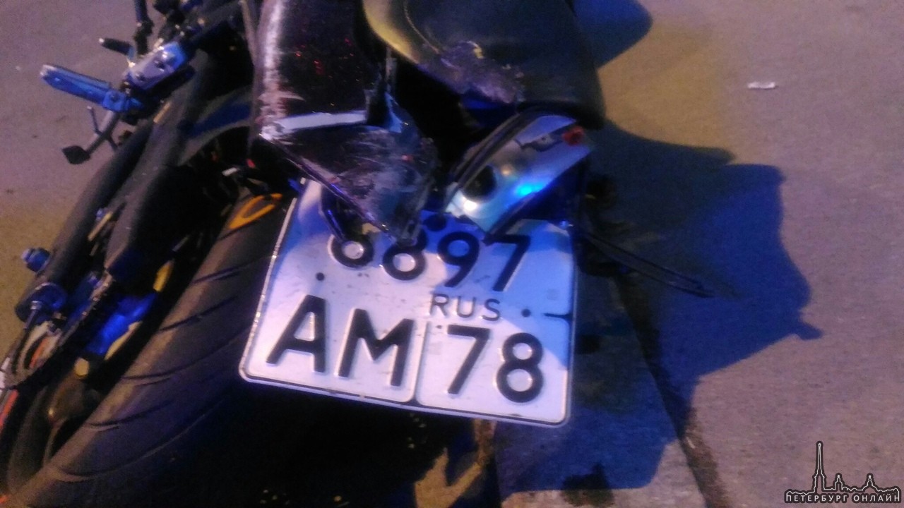 Мотоциклист с двойкой на Удельном проспекте 21 не вписался в поворот, Получили легкие травмы. г...