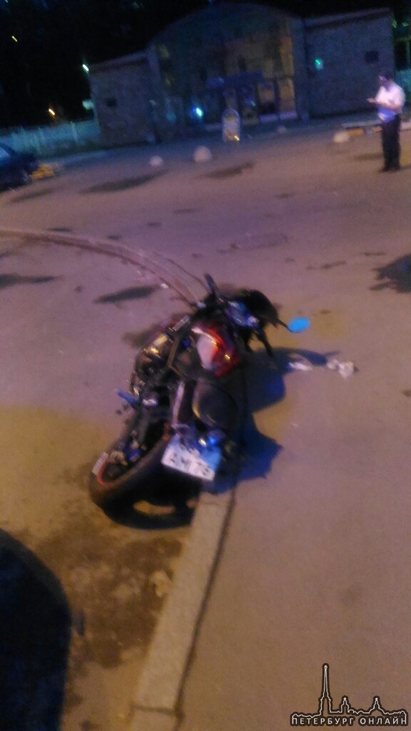 Мотоциклист с двойкой на Удельном проспекте 21 не вписался в поворот, Получили легкие травмы. г...