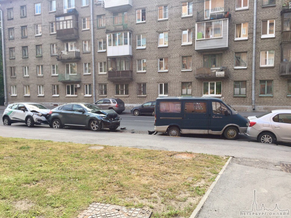 Осторожно, паркуется Делимобиль, собрано комбо из 4 машин на Дибуновской у дома 37