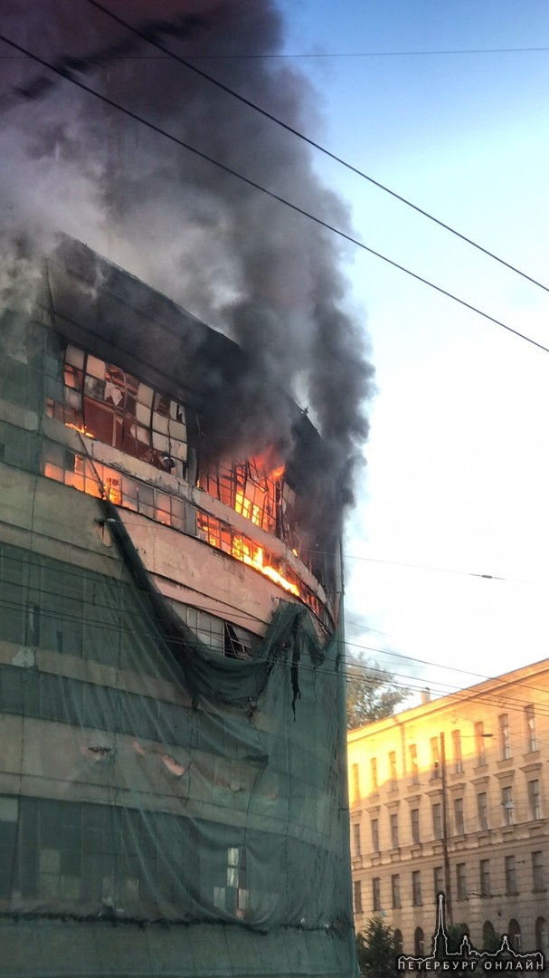 На пересечении улицы Профессора Качалова и Хрустальной улицы горит нежилое здание. Пожарные на месте...