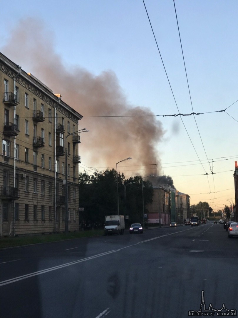 На пересечении улицы Профессора Качалова и Хрустальной улицы горит нежилое здание. Пожарные на месте...