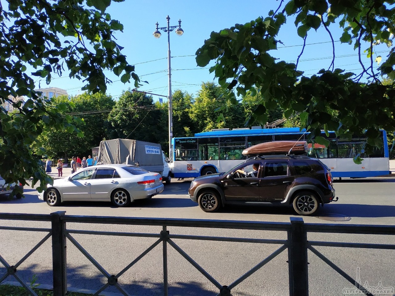 На ул. Типанова столкнулись троллейбус с газелью