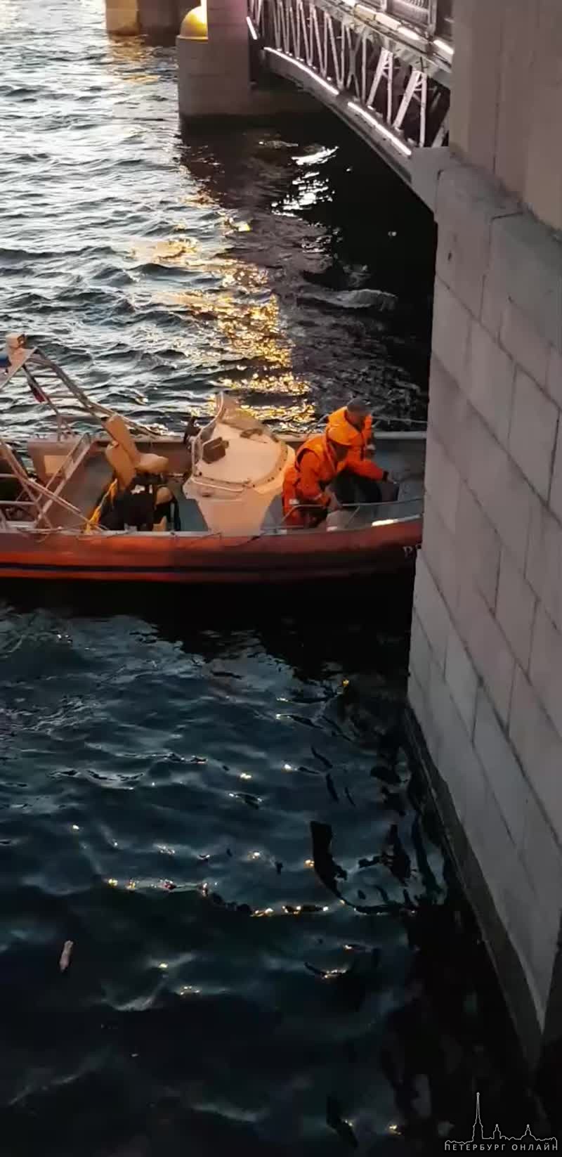 Ночью на Алых Парусах дядечка упал с моста, спасатели моментально среагировали и достали его в лодку...
