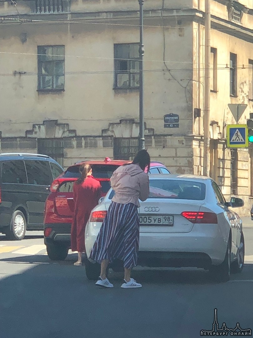 Две дамочки не поделили полосу на перекрёстке Суворовского и Кирочной. Проезду особо не мешают.