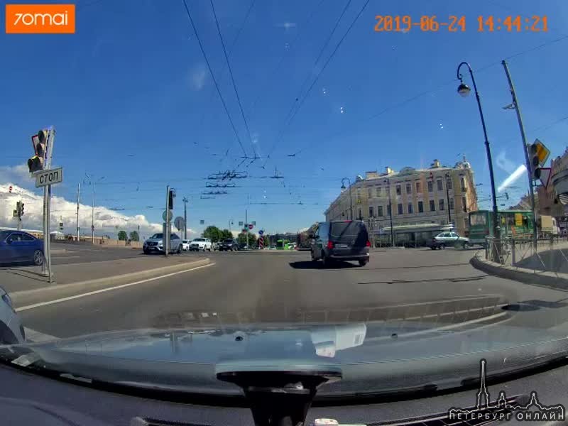 Неудачный поворот налево на пересечение набережной Макарова и 1-й линии ВО. Смотреть с 20 сек.