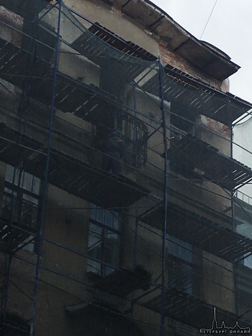 Обрушился балкон в доме по адресу Чкаловский пр 34. Отрезок Чкаловского проспекта между Пудожской и...