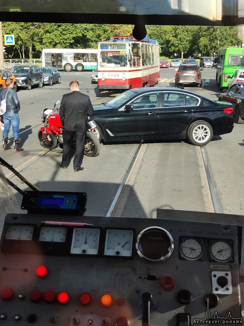Водитель и мотоциклист, не могут решить вопрос по ДТП Встали трамваи в обе стороны на улице Жукова