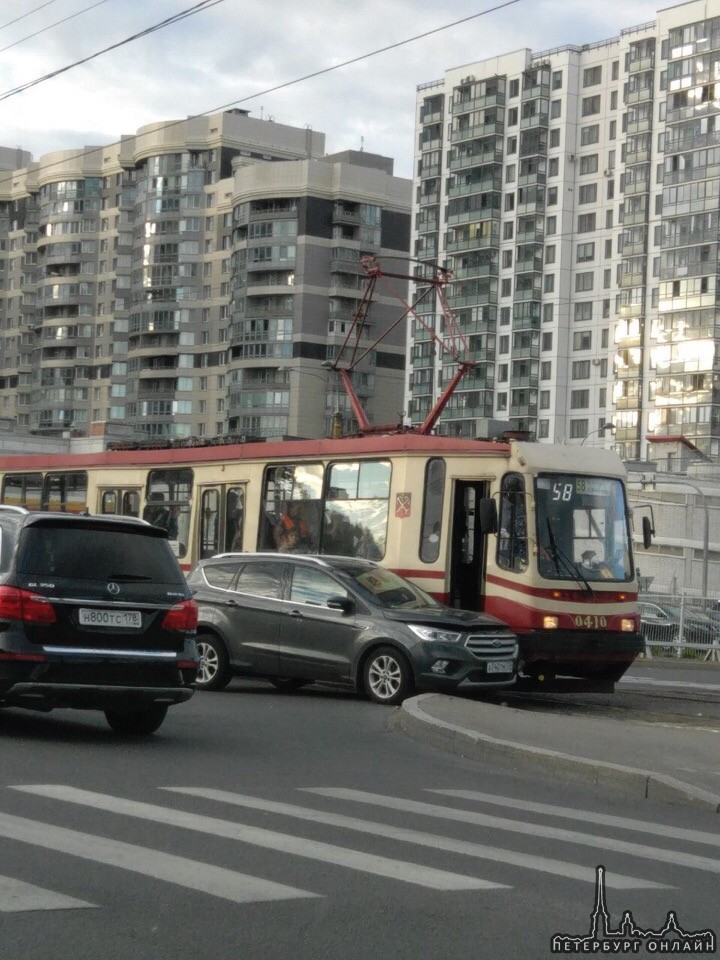 Ford зачем-то хотел остановить трамвай на пересечении Выборгского шоссе и Хошимина