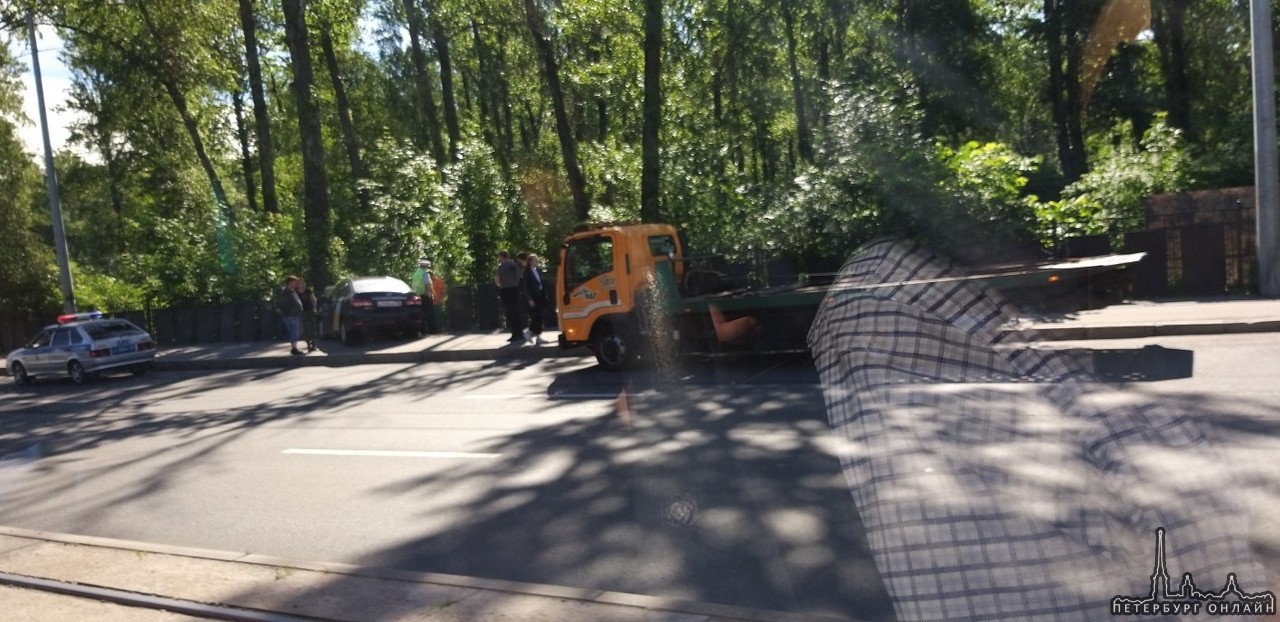 На улице Салова наёмник Яндекс такси не справился с управлением, вылетел на тротуар и миновав его сб...