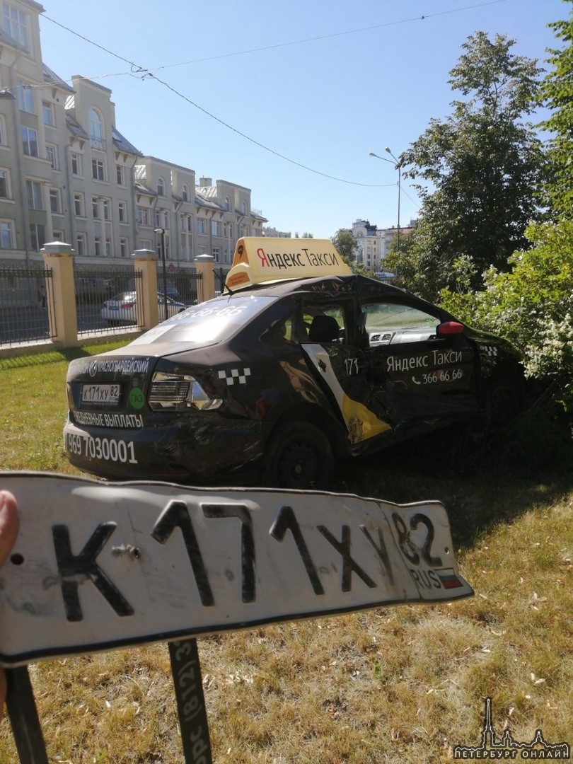 На Крестовском острове, есть перекресток Константиновского и Солнечной, на нем случилось ДТП с Яндек...