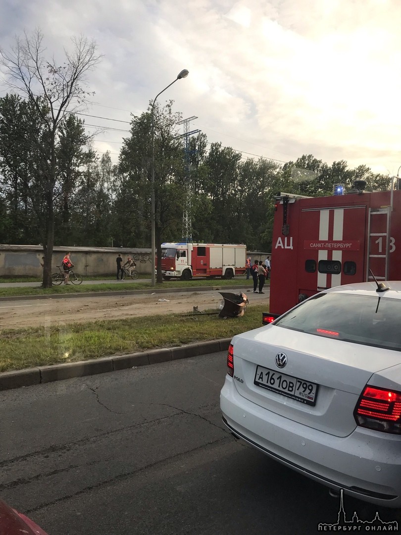 ДТП на Маршала Блюхера перед Европолисом. Службы на месте