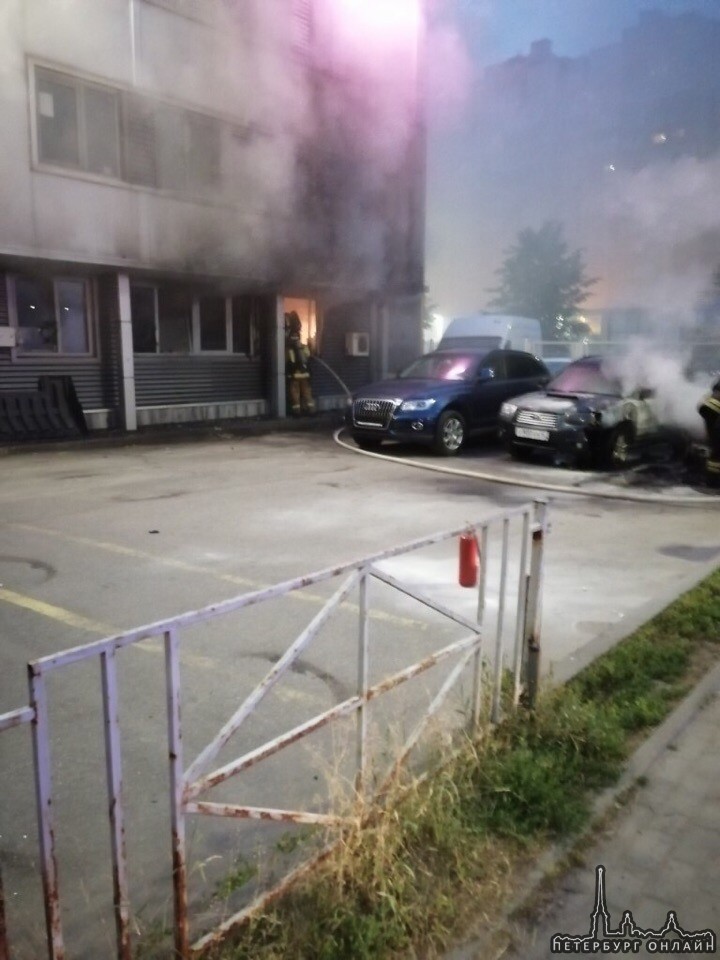 Выборгское Шоссе, горят машины у автосалона Ford и само здание. Службы на месте.