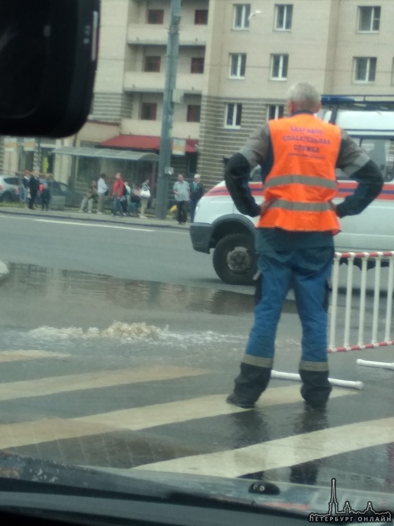 Прорыв горячей воды на перекрестке Голикова и Ветеранов , Поворот с проспекта Ветеранов на улицу Го...