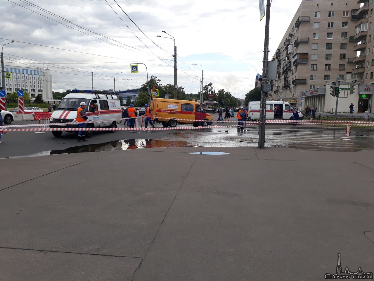 Прорыв горячей воды на перекрестке Голикова и Ветеранов , Поворот с проспекта Ветеранов на улицу Го...