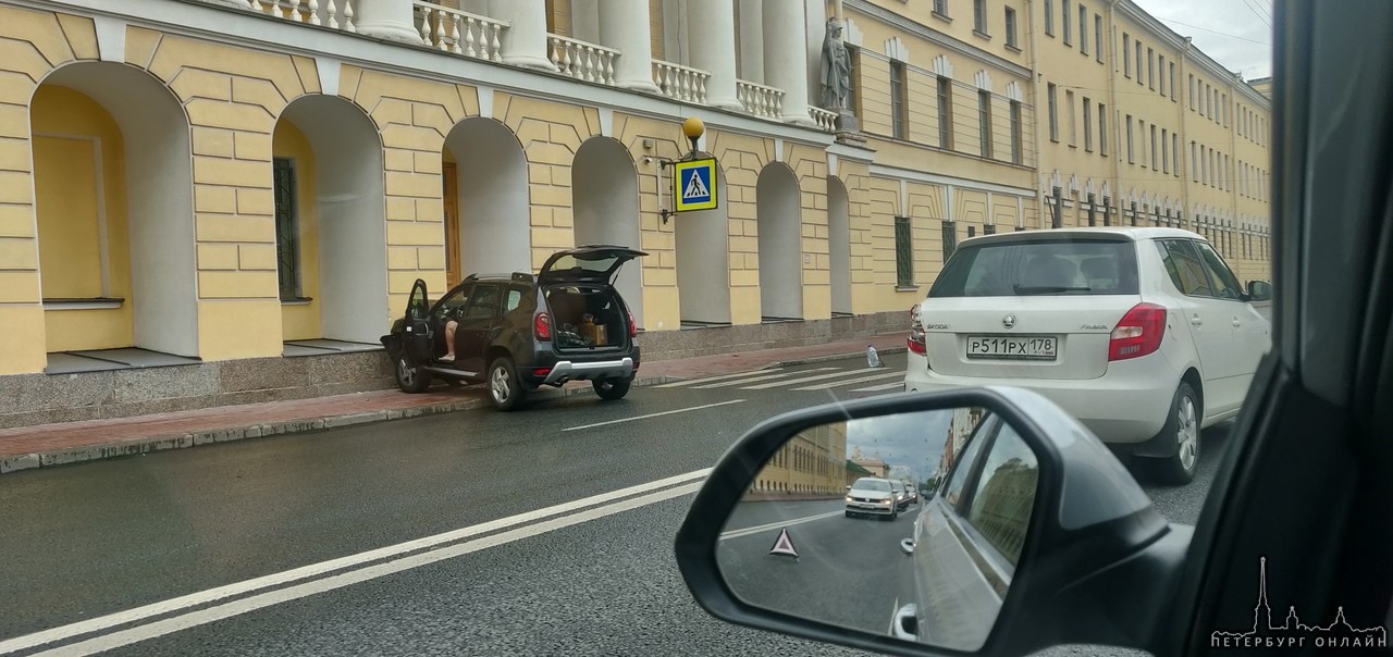 На Шпалерной уходя от столкновения со Шкодой, дядя на Дастере чуть не снёс памятник архитектуры.