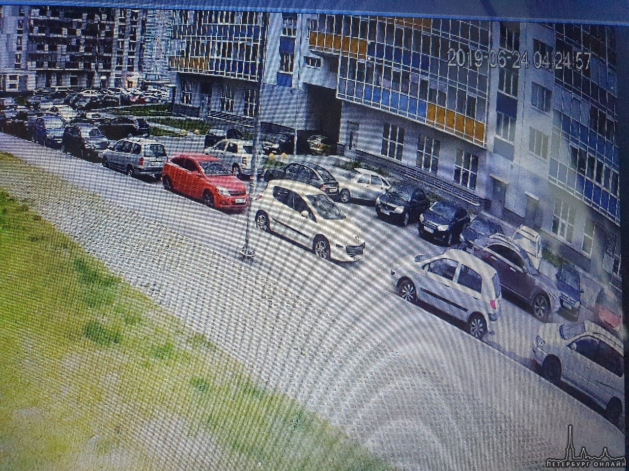 24 июня ночью в 4.41 в городе Кудрово был угнан автомобиль Toyota Camry, темно синего цвета, 2019 го...
