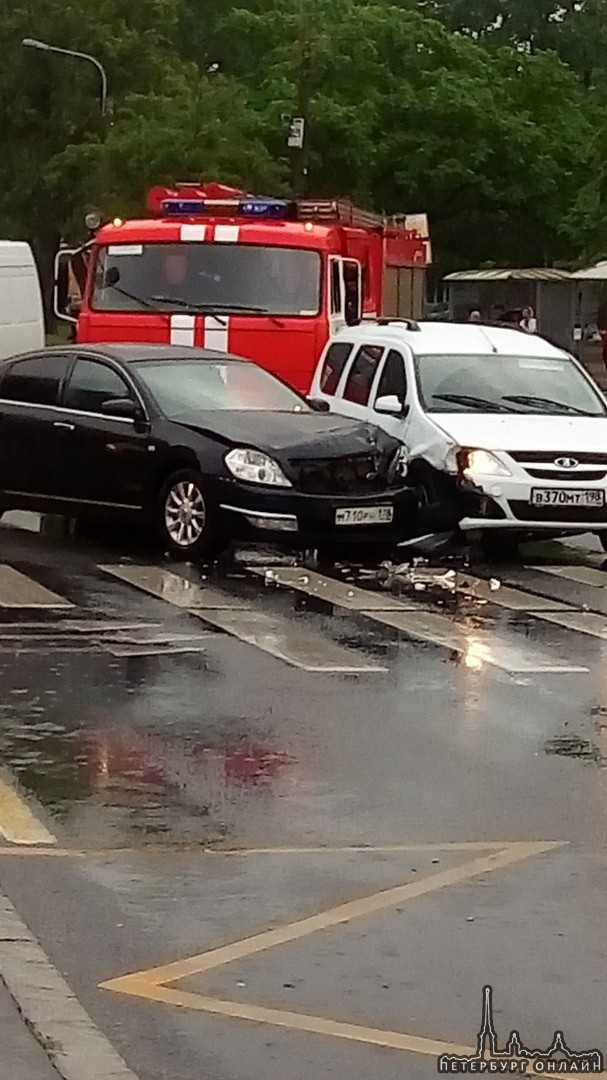 На пересечении Санкт-Петербургского шоссе и Разводной улицы произошла авария, стоит скорая, есть пос...
