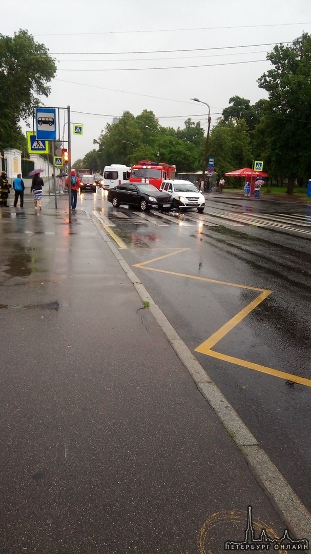 На пересечении Санкт-Петербургского шоссе и Разводной улицы произошла авария, стоит скорая, есть пос...