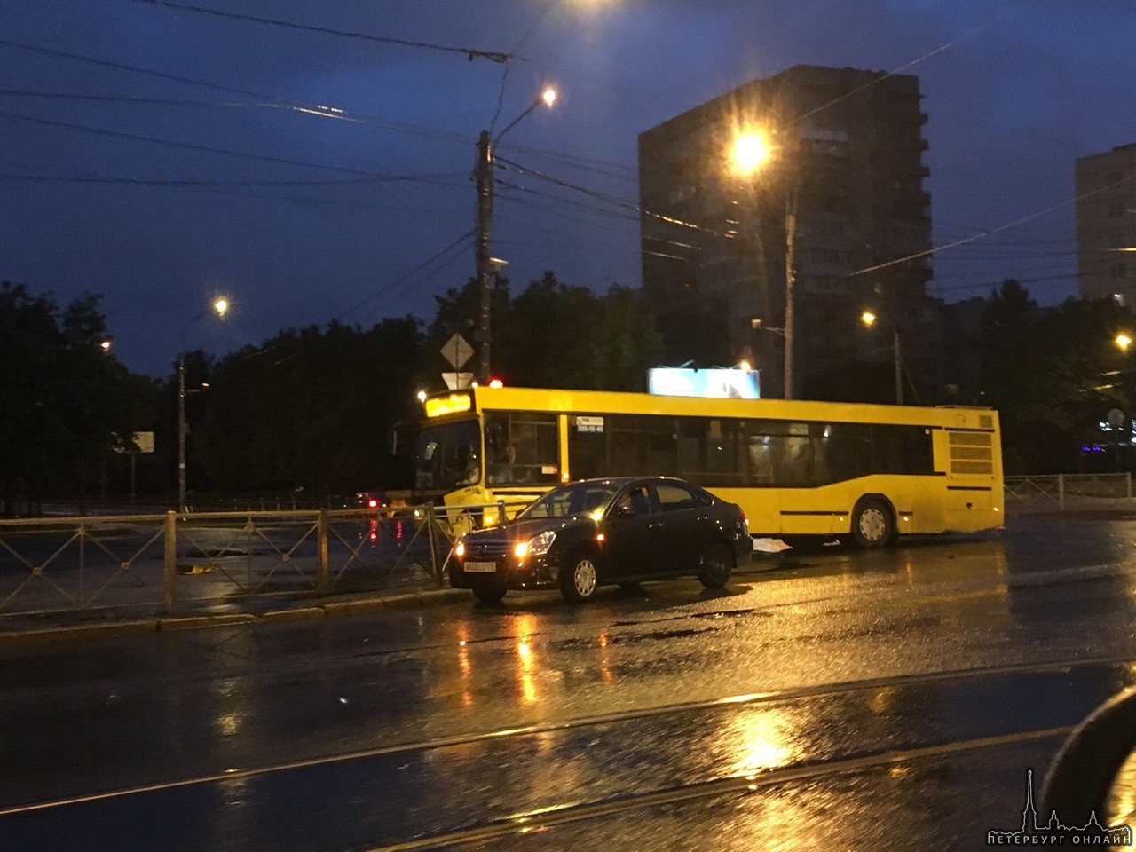 На перекрёстке Пискарёвского и Полюстровского автобус ушёл с маршрута.