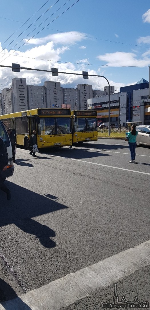 2 гонщика на автобусах покатались на перегонки, в итоге стекло разбили зеркалом.