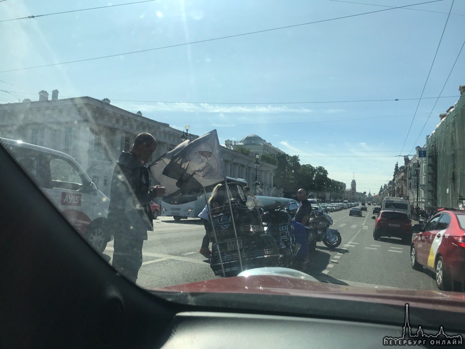 На Невском, через Фонтанку столкнулись мотоцикл и легковушка