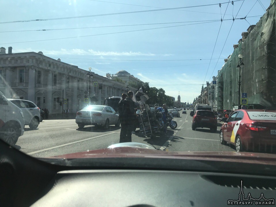На Невском, через Фонтанку столкнулись мотоцикл и легковушка