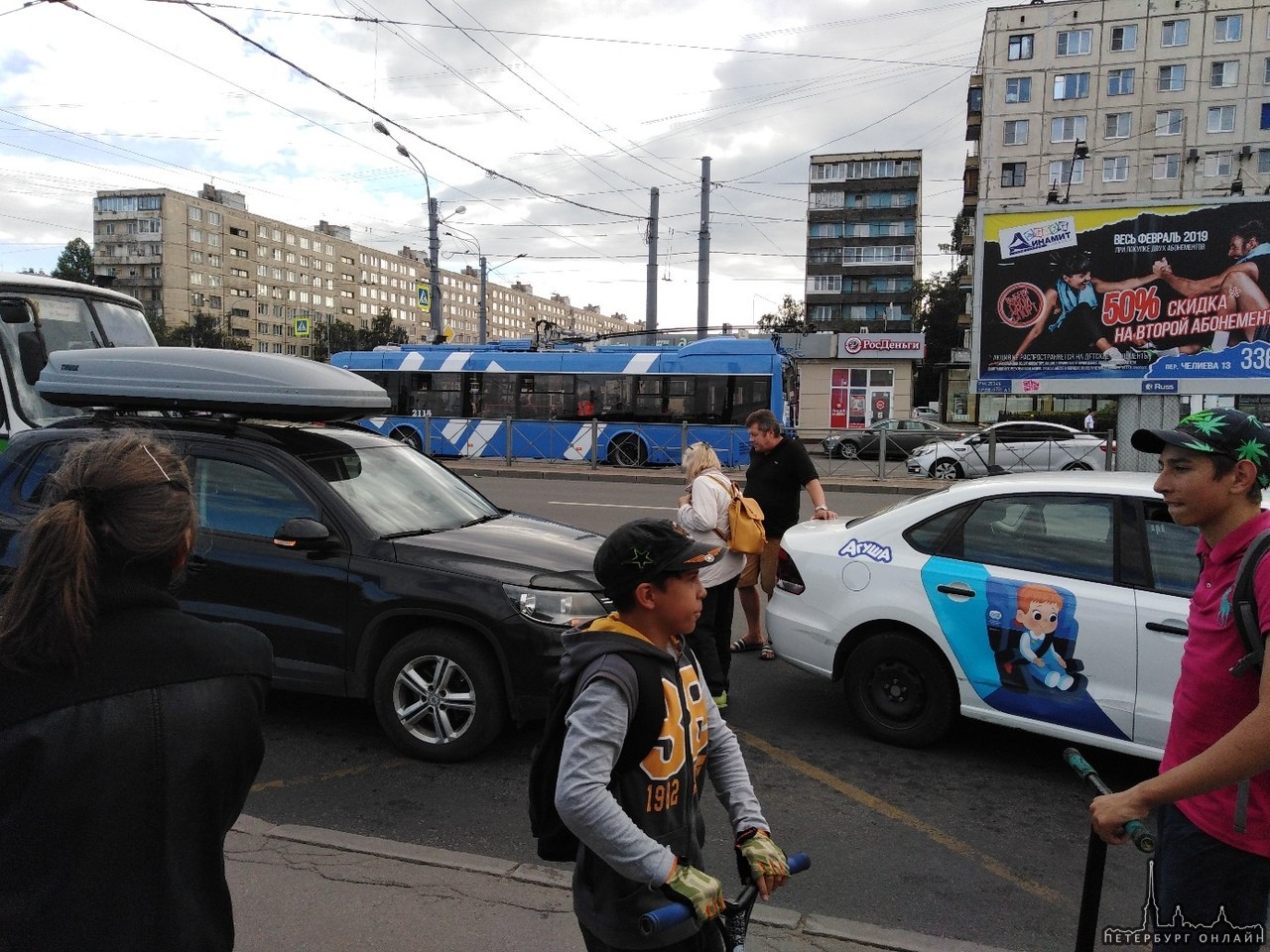 Около Метро Дыбенко, на пр. Большевиков Яндекс подрезал отъезжающий Volkswagen на остановке. Автобу...