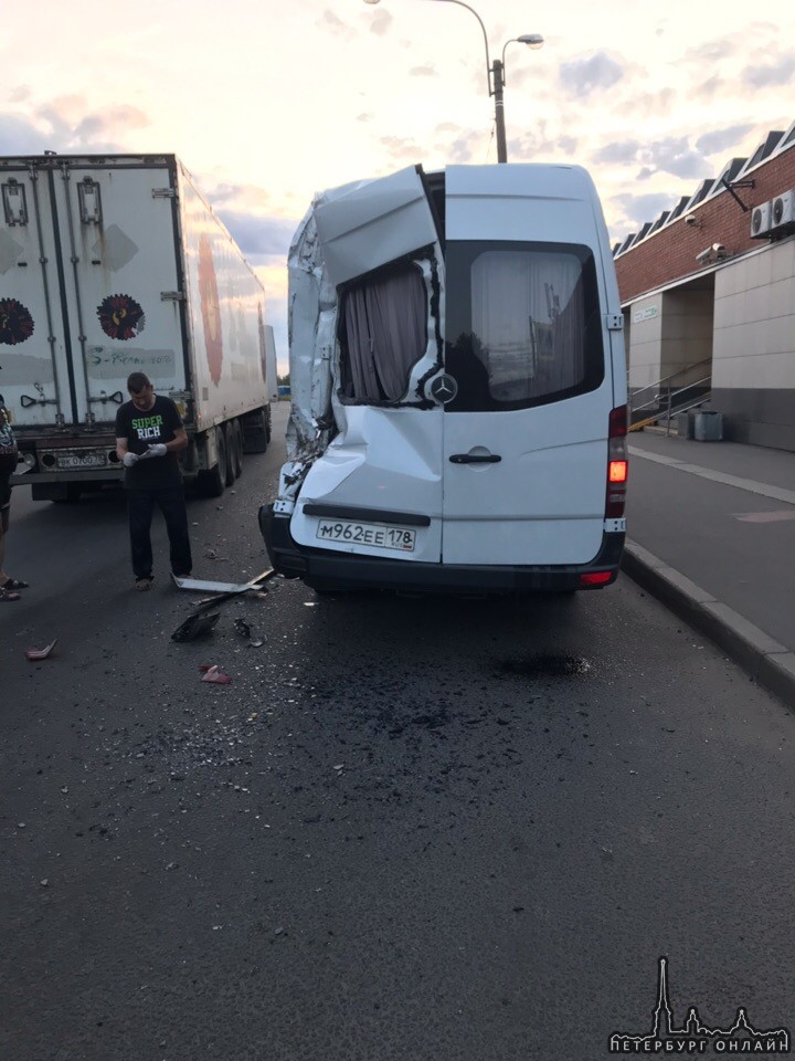 У метро Рыбацкое Фура не вписалась в поворот и помяла микроавтобус