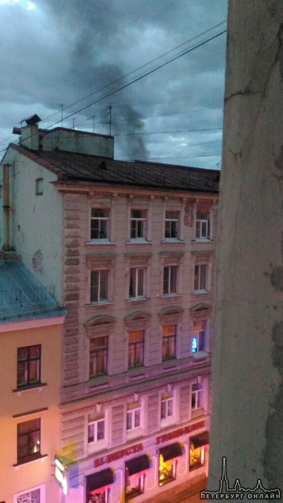 В доме у перекрестка 7-ой Красноармейской и Московского проспекта, горит квартира, пожарные на месте...