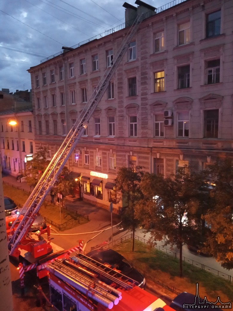 В доме у перекрестка 7-ой Красноармейской и Московского проспекта, горит квартира, пожарные на месте...