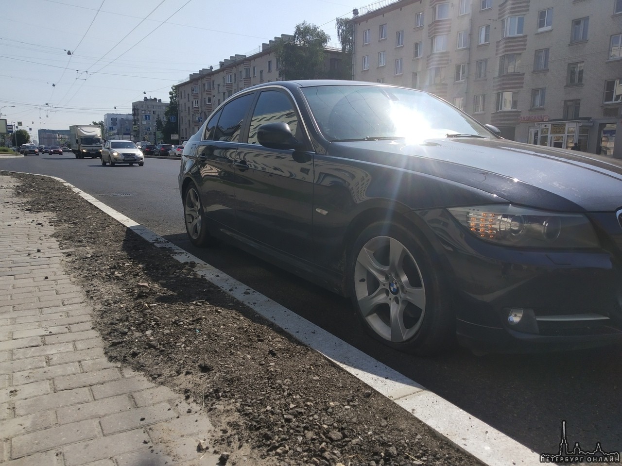 Help! Колесо пробито в ноль, выручите кто-нибудь хотя бы насосом Стою на аварийке, черная. BMW Занев...