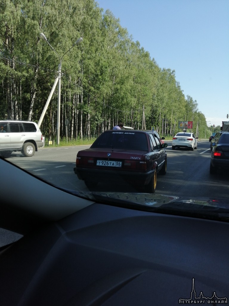 На Выборгском шоссе за Сертолово столкнулись три машины. Старенькая бмв, renault и solaris.