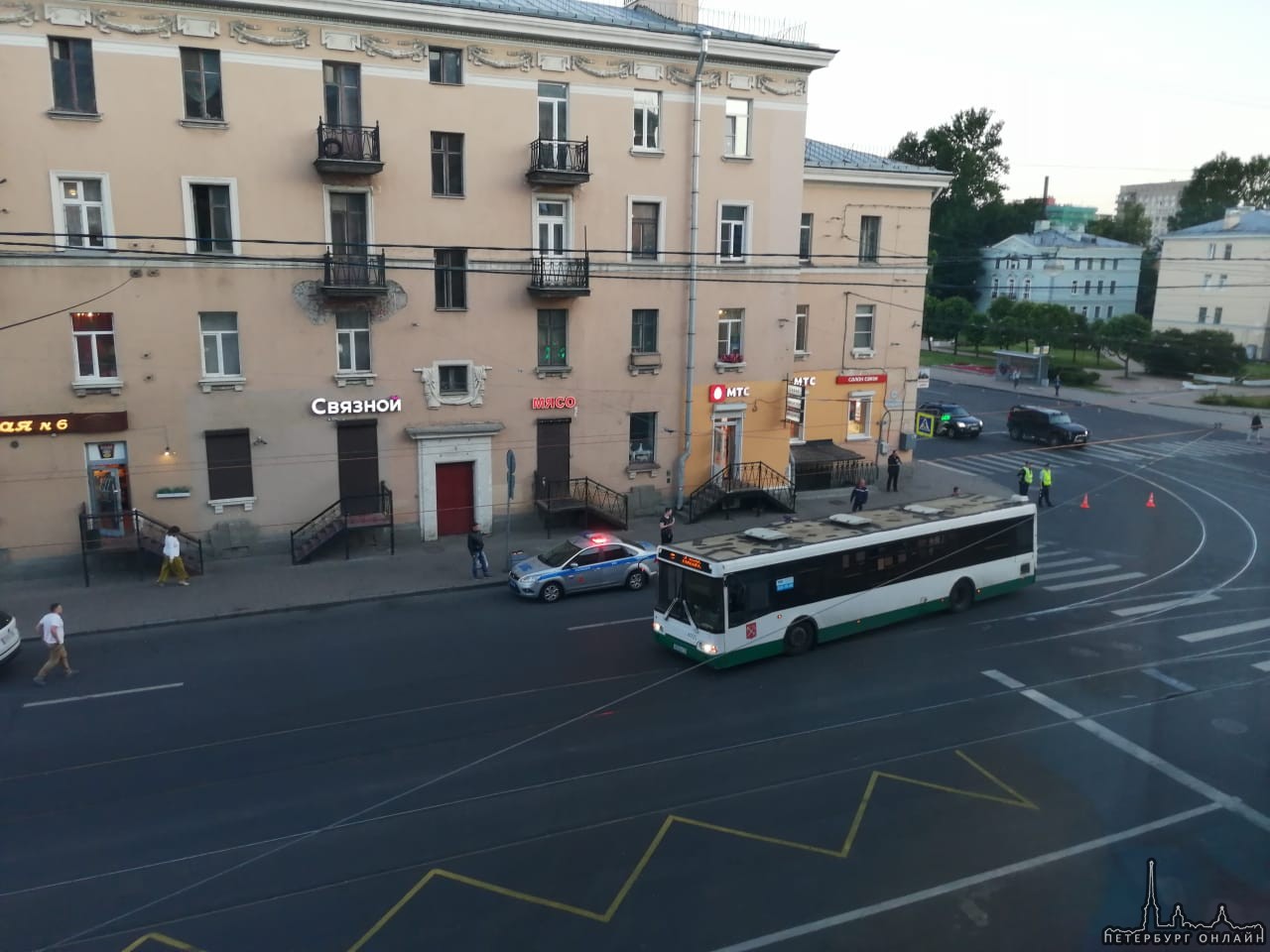 Автобус переехал бабушку при повороте со Среднеохтинского на Большую Пороховскую В 20:35 у дома...