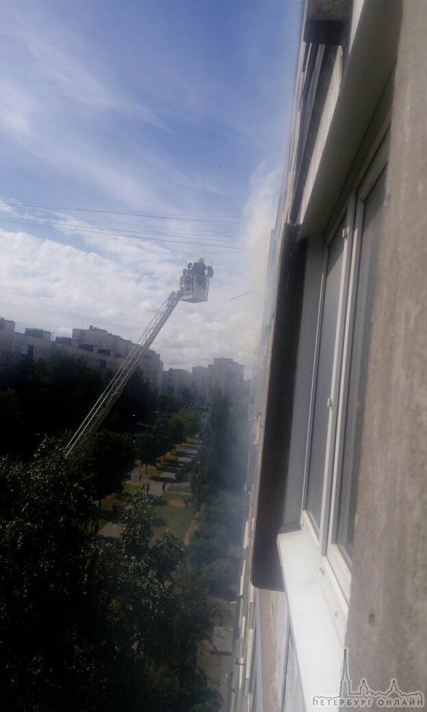 На проспекте Художников в доме 20 горит квартира на 9 этаже