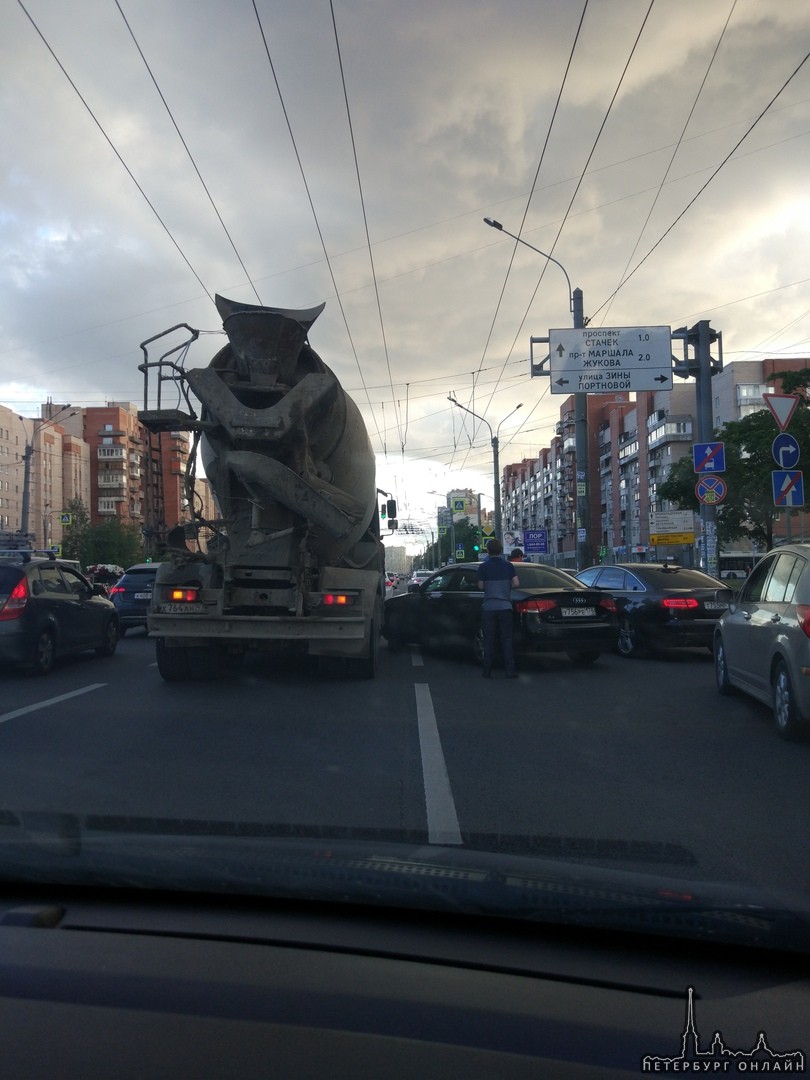 На Ленинском, перед Зины Портновой Audi попал в мертвую зону миксера