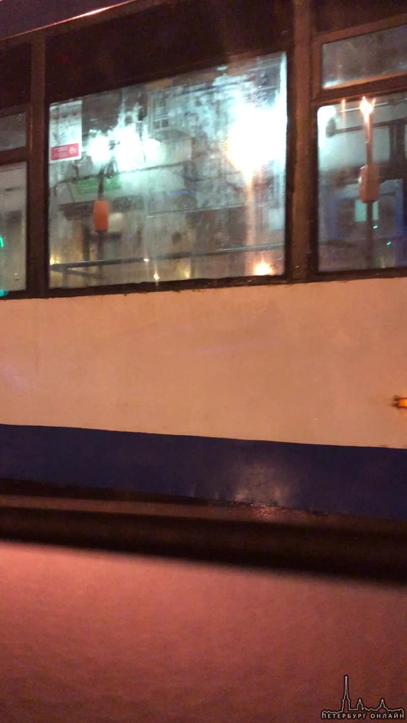 У метро Дыбенко, на перекрёстке хорошенько размотались Киа Рио и микроавтобус В Киа водитель совсем...