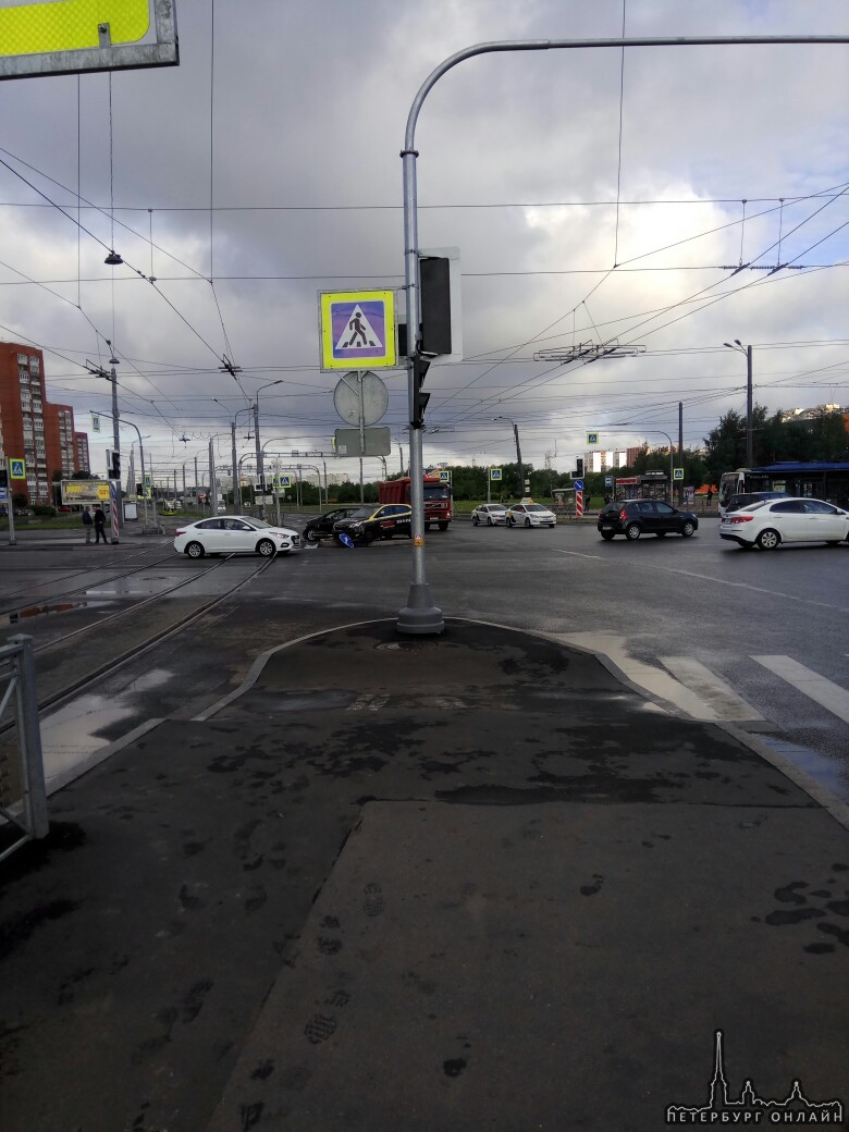 На пересечении Индустриального проспекта и Косыгина столкнулись два водителя, светофор опять не раб...