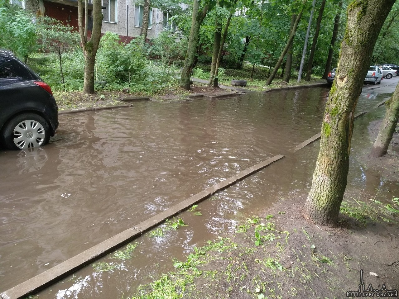 Потоп на ул.Бабушкина у домов 90-92. Службы не работают