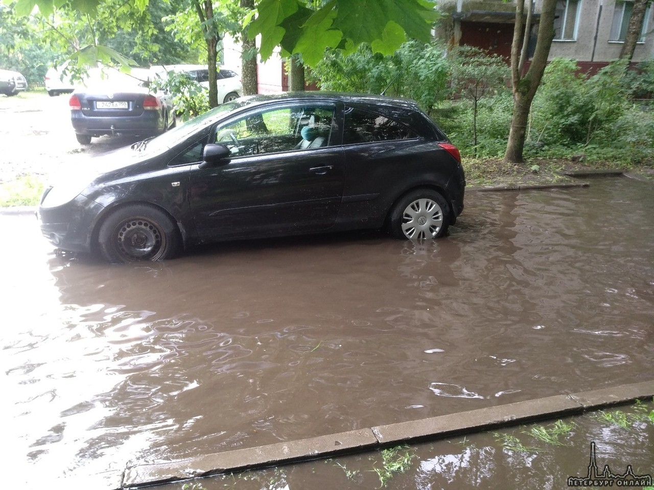 Потоп на ул.Бабушкина у домов 90-92. Службы не работают
