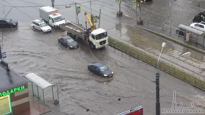 Затопило перекрёсток Димитрова и Бухарестской