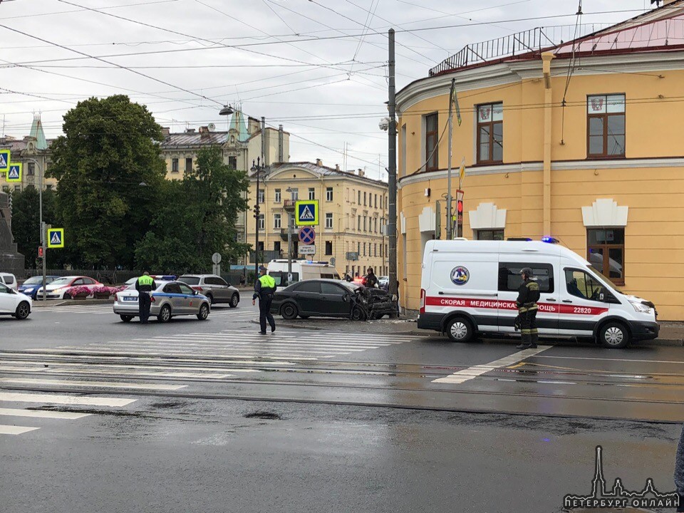 На перекрестке Измайловского и Троицкого машина влетела в угол здания. Стоит скорая, пожарная.