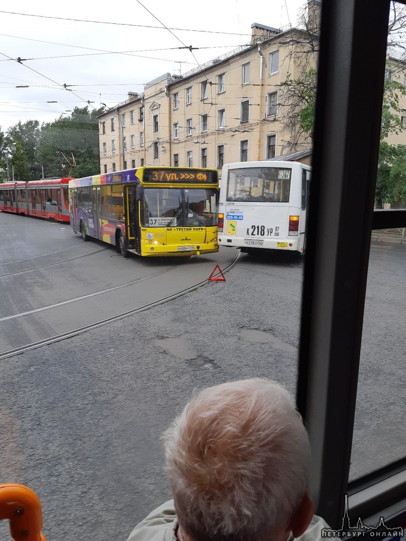 На пересечении Комсомола и Арсенальной маршрутка подбила автобус на трамвайных путях