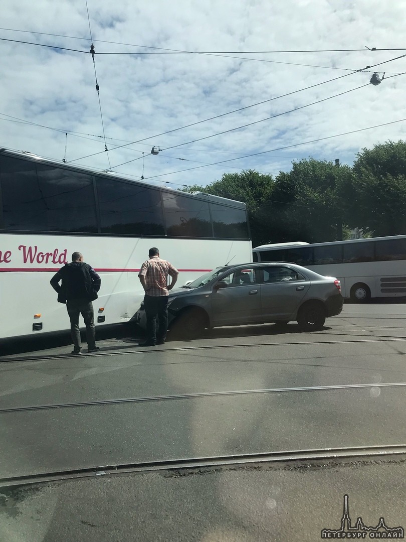 На пересечении Кронверского проспекта и ул. Куйбышева автобус и легковушка мешают проезду в сторону ...